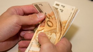 ATUALMENTE o salário mínimo é R$ 545 