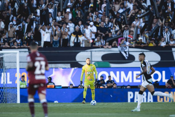 Goleiro defendeu uma cobrança e ainda converteu seu pênalti batido