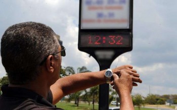 Dez estados e Distrito Federal vão 'ganhar' uma hora de sábado para domingo