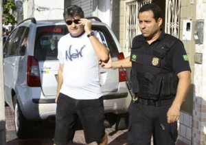 Paulo Sérgio sendo conduzido pela PF para o 20º BPM em 1º de dezembro de 2009.