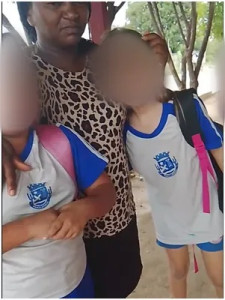 As duas estudantes foram retiradas do ônibus escolar pelo motorista e deixadas numa rodovia, sozinh