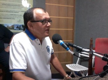 Paulo de Deus durante entrevista na Rádio Betel FM