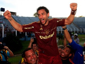 Fred, capitão do Fluminense, comemorando o título