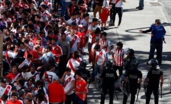 No último sábado, torcedores do River apedrejaram o ônibus do Boca momentos antes de chegar ao es