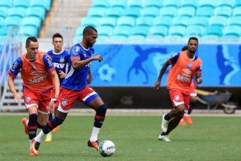 Luiz Antonio conduz o time ao ataque em treino na Fonte