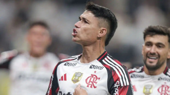 Luís Araújo marcou o gol da virada e que deu a vitória ao Flamengo