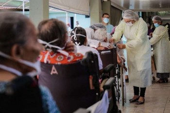 A etapa é destinada a pessoas com mais de 60 anos e professores