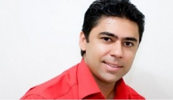 Alyson Azevedo foi eleito prefeito da cidade de Baraúna em 2008, pelo MDB, enquanto seu pai, Adilso