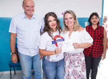 Ex-prefeito Anilton (E) Aluna (C) Secretária Ana Clara Moreira (D). 