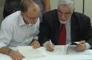 Luiz Aureliano (E) e o secretário de Saúde Estadual Jorge Solla