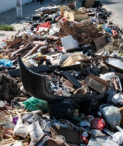 É comum andar pela cidade e se deparar com lixos espalhados e amontoados.