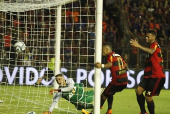 Gol de Juninho garantiu o empate na Ilha do Retiro e evitou um prejuízo maior para o Leão