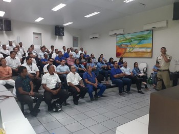 (Palestra antidrogas realizada pela empresa)