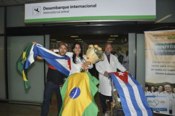 Legenda  Médicos cubanos que vão trabalhar no Brasil, através de acordo entre o Ministério da Sa