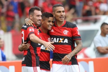Éverton comemora o gol da vitória com Mancuello e Guerrero