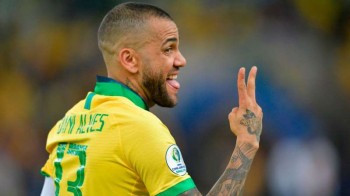 O São Paulo quer contratar um lateral direito, e Daniel Alves já foi procurado pelo clube.