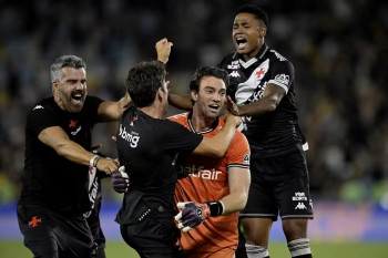 Léo Jardim comemora classificação do Vasco contra o Fluminense