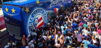 Torcida do Bahia acompanhou o ônibus do clube na chegada ao local