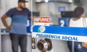 A partir de hoje, para se aposentar com o tempo mínimo de contribuição, ela deverá ter 56 anos.