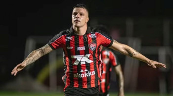 Renato Kayzer e Erick marcam, e Leão bate o Galo por 2 a 0 diante da torcida rubro-negra