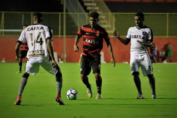 Partida aconteceu no Barradão, em Salvador, na noite desta quinta-feira (26)