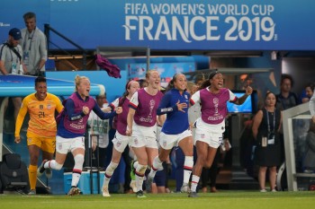 Holanda e Suécia garantiram no sábado (29) as duas vagas restantes