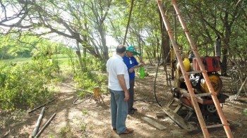 Dinho durante inspeção visual à base do projeto na Vila Matias