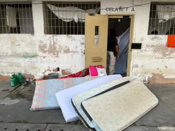 Operação resulta em 26 mandados contra líderes de facção presos.