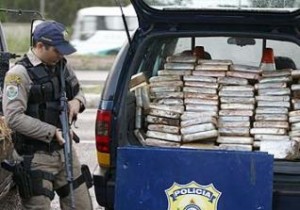 Ford F-4000, de Nerópolis (GO), estava estacionado no Posto