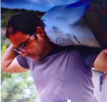 Mas não nos enganemos. Isso não é solidariedade — é espetáculo circense