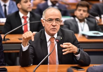 A alternativa de passar por cima da comissão especial da Câmara tem amparo regimental, de acordo c