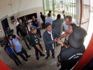 Momento em que uma das visitantes mantida refém deixa o presídio