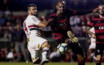 Lucas Pratto disputa bola com Alan Costa 