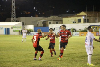 André Lima comemora o segundo gol do Vitória na partida