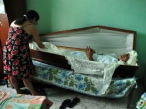 A mulher de Rosse, Cleusa Pereira, 56, é quem fecha o caixão