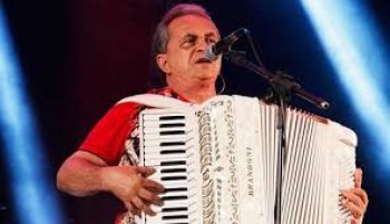 O sanfoneiro comenta que as festas juninas têm dado espaço a estilos musicais como funk, e limitad