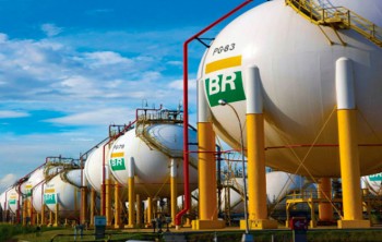 O novo reajuste / elevará mais uma vez os preços da gasolina e do diesel