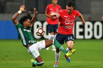 Zé Roberto disputa a bola com Fernando Saucedo, do Jorge Jorge Wilstermann 