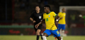 Mesmo com vantagem numérica após expulsão, Seleção é superada por 2 a 1 e estreia com derrota 