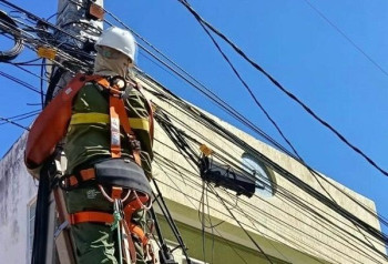 Distribuidora irá remover os cabos de telefonia e internet instalados de maneira irregular nos post