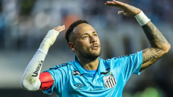 Neymar com a nova camisa do Santos em jogo contra o Botafogo •