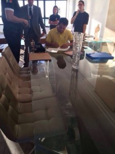 Momento em que Sukita assina o mandado de prisão