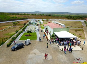 Fluxo de pessoas foi constante ao longo de todo o dia no cemitério do SECOF