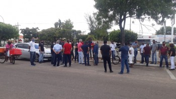 Empresários aguardam decisão da prefeitura sobre manutenção da abertura do comércio.