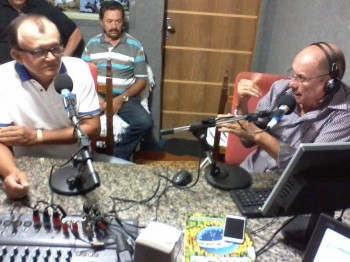 Paulo de Deus e Bob Charles ao fundo Batista