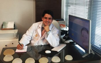 Cirurgião plástico, Raphael Sampaio.  