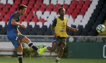 Nenê chuta a bola no treino do Vasco nesta terça-feira, em São Januário - Paulo Fernandes  