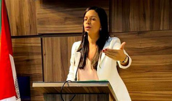 Vereadora Evinha na sessão em discurso na Tribuna da Câmara.