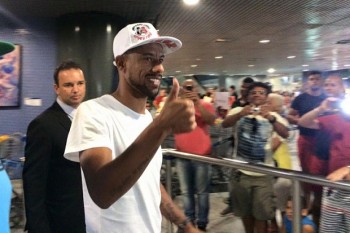 Jogador desembarcou na capital pernambucana no início da noite deste sábado, com boa presença da 