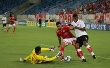Geferson foi novidade entre os titulares do Vitória
